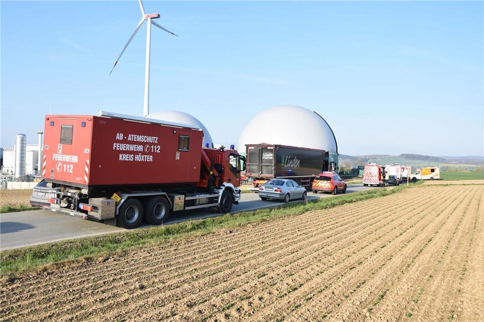 Freiwillige Feuerwehren aus der Umgebung sind vor Ort.Jörn Fries/dpa