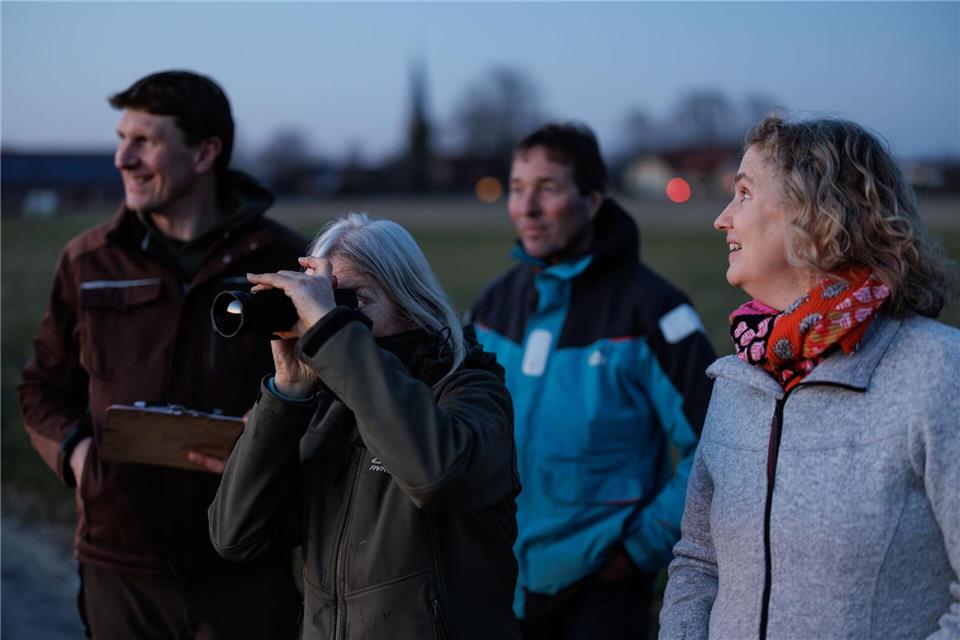 Freiwillige Helfer begleiten Umweltwissenschaftler Marcel Holy bei der Rebhuhn-Zählung. Sie sammeln dabei Erfahrungen, den Revierruf des Hahnes zu erkennen. Ein Nachtsichtgerät ist bei dieser Runde ein weiteres Hilfsmittel neben dem Lautsprecher.David-Wolfgang Ebener/dpa
