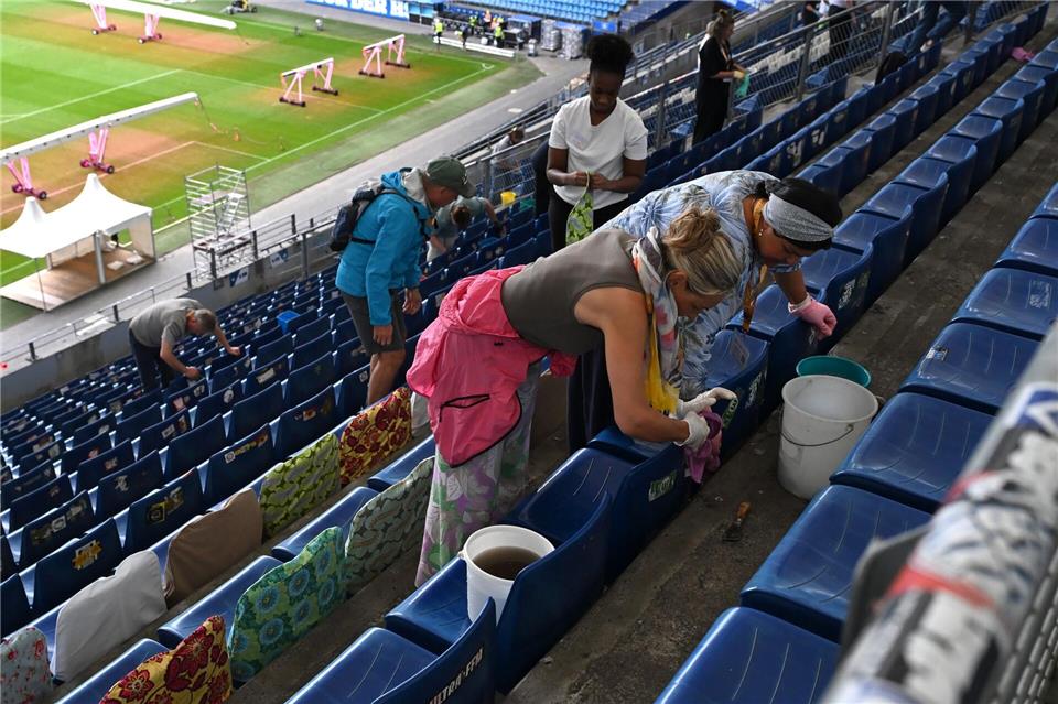 Freiwillige Helfer putzen das Volksparkstadion für den Kongress der Zeugen Jehovas. (Archivbild)Lilli Förter/dpa