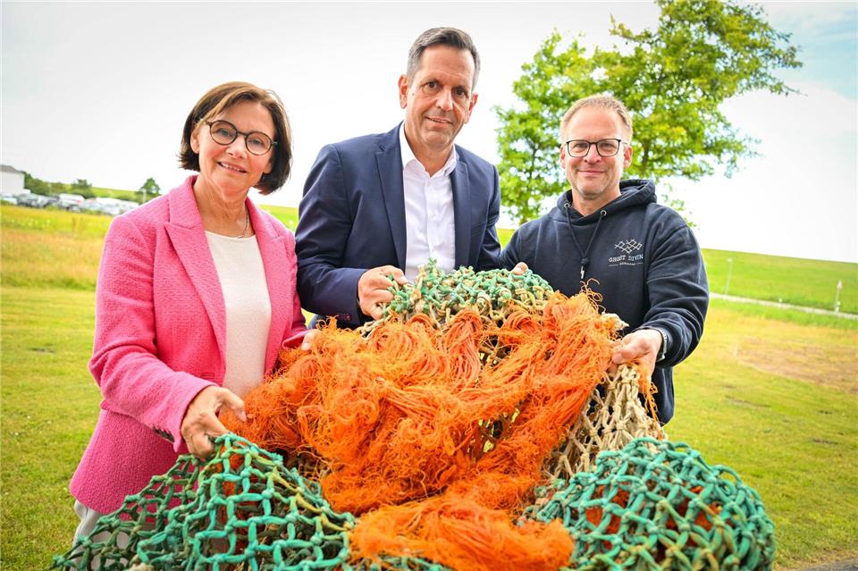 Freiwillige holen die Netze aus den Tiefen der Nordsee.Sina Schuldt/dpa