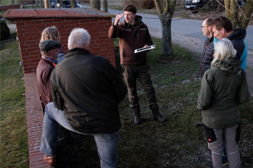 Freiwillige laufen entlang der Felder und zählen die Hähne, die den Revierruf des männlichen Rebhuhnes aus dem Lautsprecher erwidern. Umweltwissenschaftler Marcel Holy (M) erklärt den Ablauf der Kartierung,. David Ebener/dpa