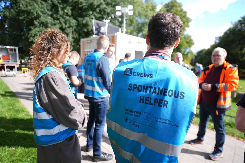 Freiwillige und spontane Helferinnen und Helfer besprechen sich an der Sammelstelle am Altona Balkon während der Einsatzübung zum EU-Projekt Crews.  Marcus Brandt/dpa