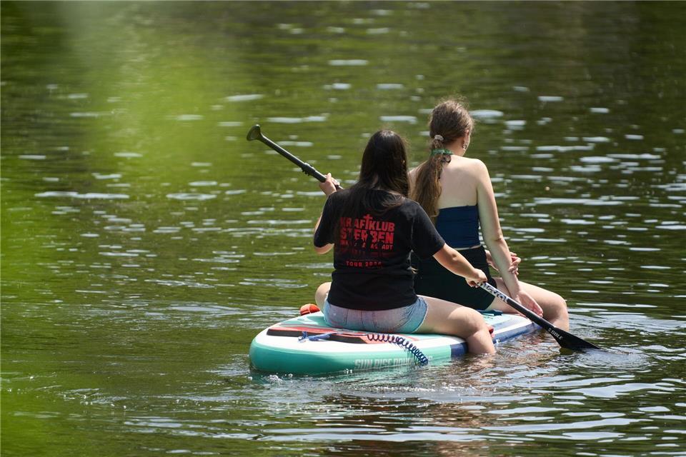 Freizeitaktivitäten auf dem Wasser sind an heißen Tagen wie zuletzt an Pfingsten angesagt. (Archivbild)Thomas Frey/dpa