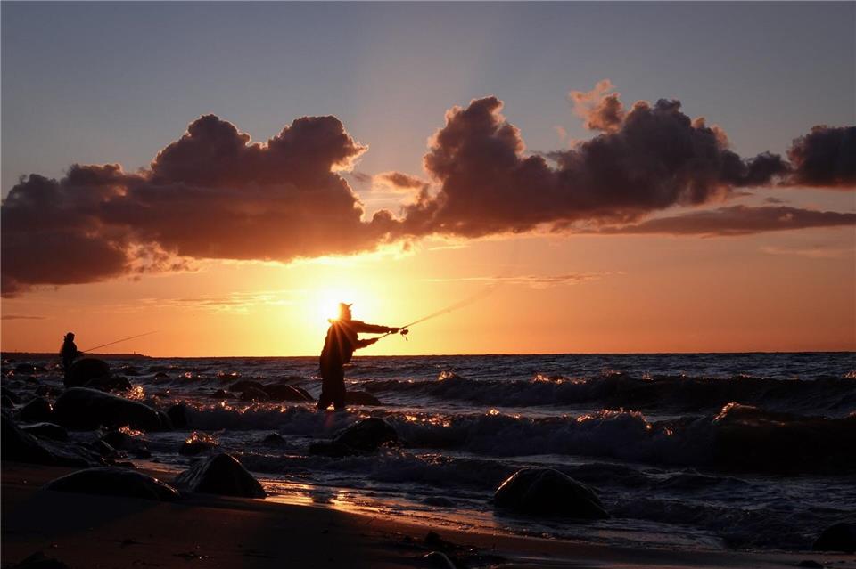 Freizeitangler an Nord- und Ostsee müssen künftig bestimmt Fänge melden. (Symbolbild)Christian Charisius/dpa