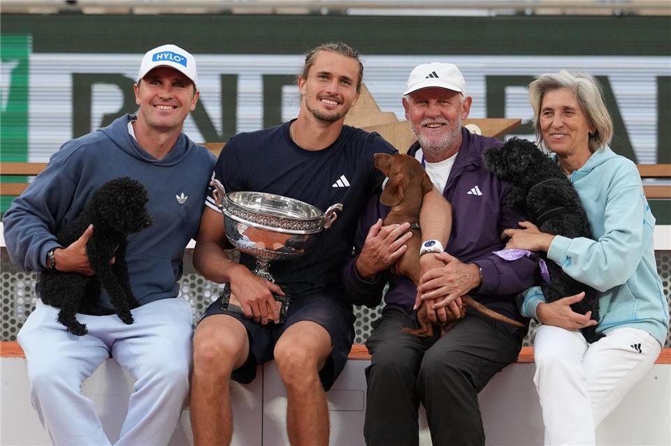 French-Open-Champion Alexander Zverev ist als Hundefan bekannt - nun gehört noch ein Vierbeiner zur Familie. Christophe Ena/AP/dpa