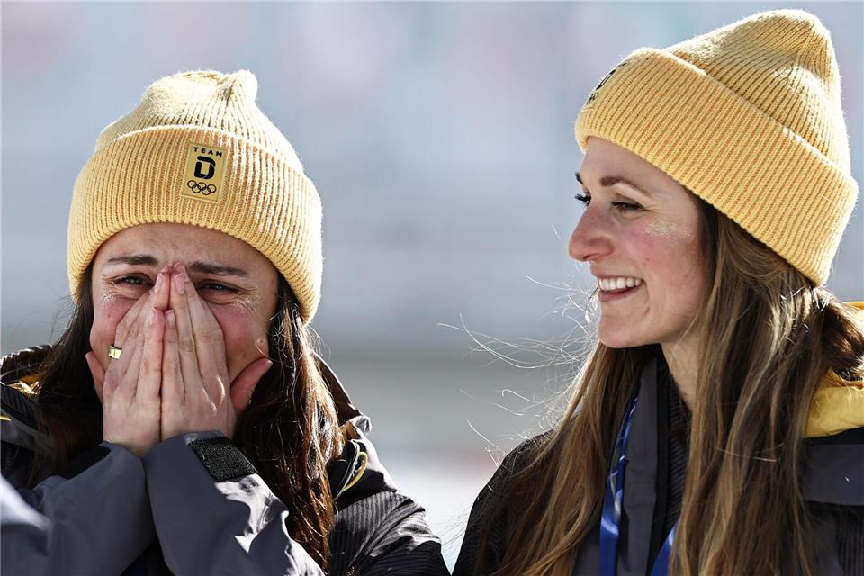 Freude bei Coletta Rydzek (l) und Laura Gimmler.Daniel Karmann/dpa