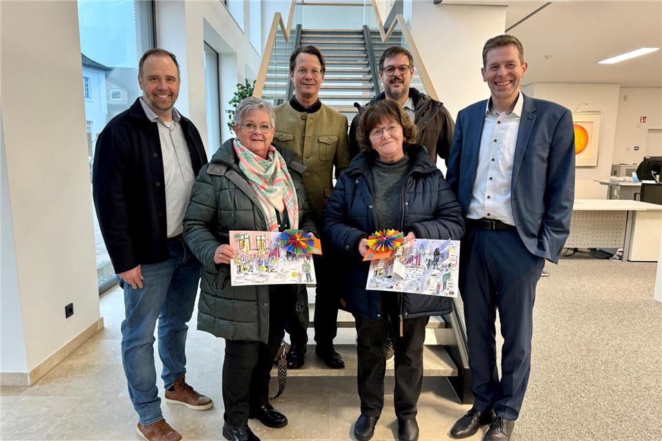 Freude bei den Gewinnerinnen: Maria Bröring (links) und Monika Feldheim erhielten ihre Hauptgewinne von Vertretern des Lions-Clubs.