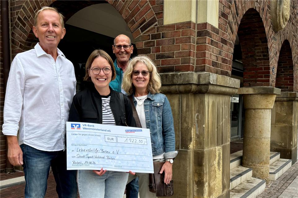 Freude bei der Spendenübergabe (von links): Peter Göckener, Karin Benning, Herbert Finke und Renate Anschlag Thesing.