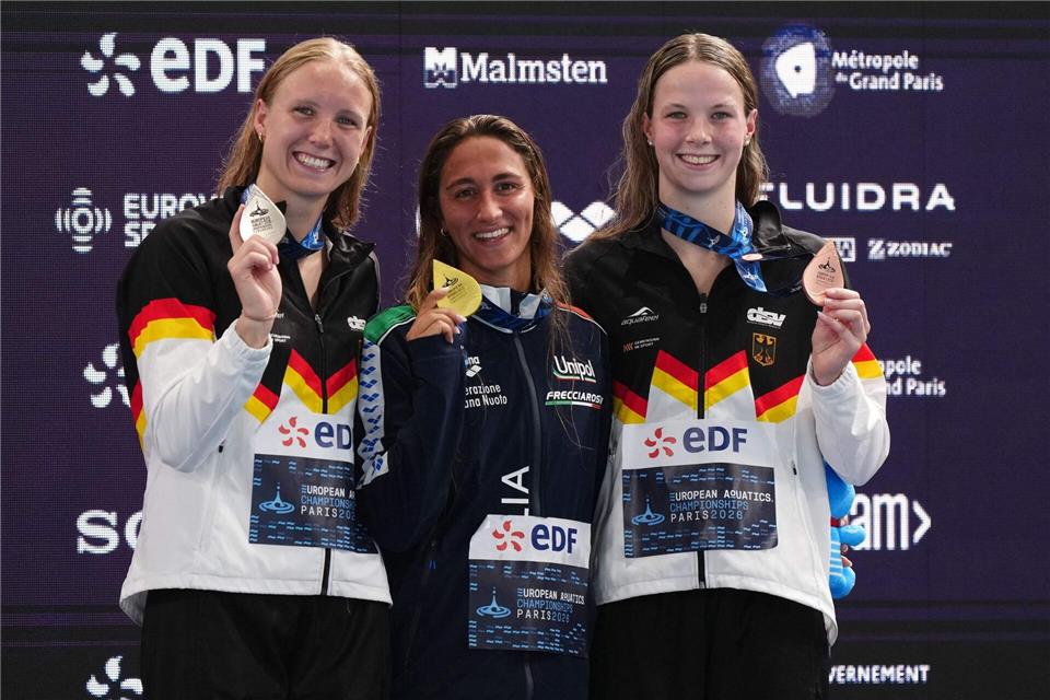 Freude mit Edelmetall: Isabel Gose (l) und Maya Werner (r) bei der Siegerehrung.Dimitar Dilkoff/AFP/dpa