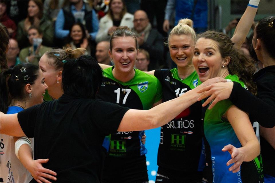 Freude pur nach dem ersten Sieg bei Danuta Brinkmann und ihrer Truppe. V.l.: Melisa Nafia Demirer, Lena Bernhard, Liza Kastrup, Madleen Piest und Sandra Hövels.