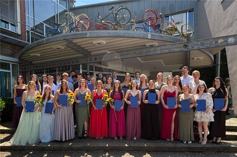 Freude über das Abitur. Der Abschlussjahrgang 2026 der Julia-Koppers-Gesamtschule in Borken.