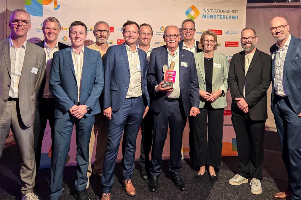Freude über den Innovationspreis Münsterland unter anderem bei Unternehmensgründer Alois Börger (mit Preis in der Hand), Anne Börger-Olthoff (rechts von ihm) und Bernd Valtwies (5. von links).