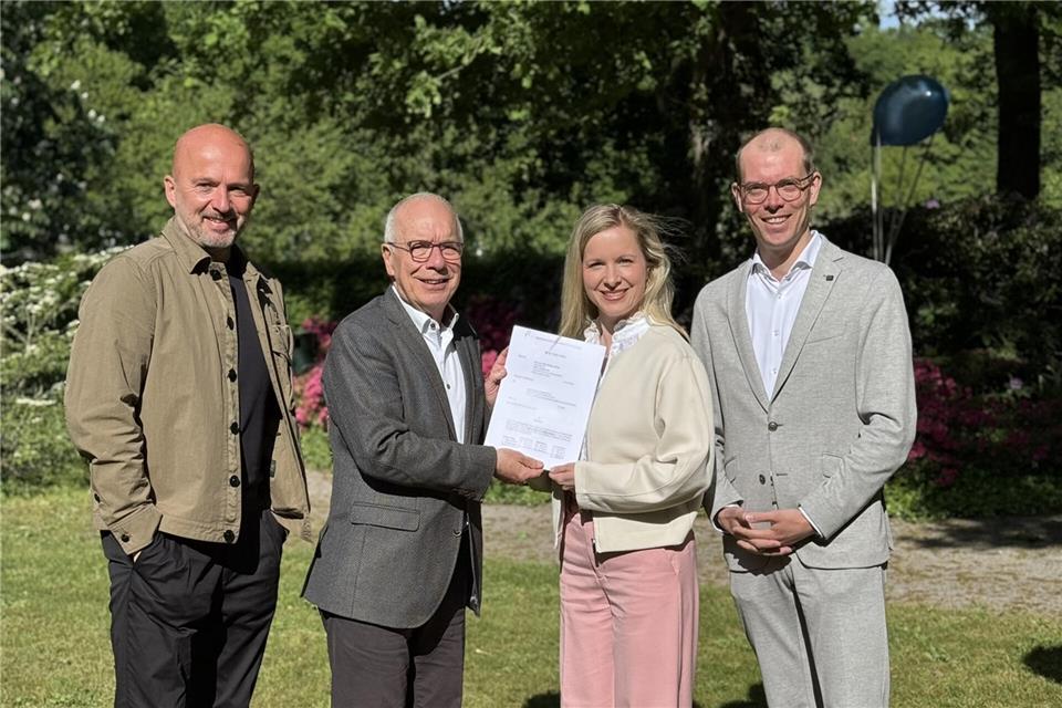 Freude über die Geschäftsübergabe bei (von links): Peter Heckmann (Geschäftsführer Mode Heckmann), Prof. Dr. Bernd Andrick (Vorstandsmitglied des Vermieters: Kurt und Lilly Ernsting Stiftung), Katharina Schmidt (Geschäftsführerin Modehaus Cohausz), Moritz Schmidt (Geschäftsführer Modehaus Cohausz).