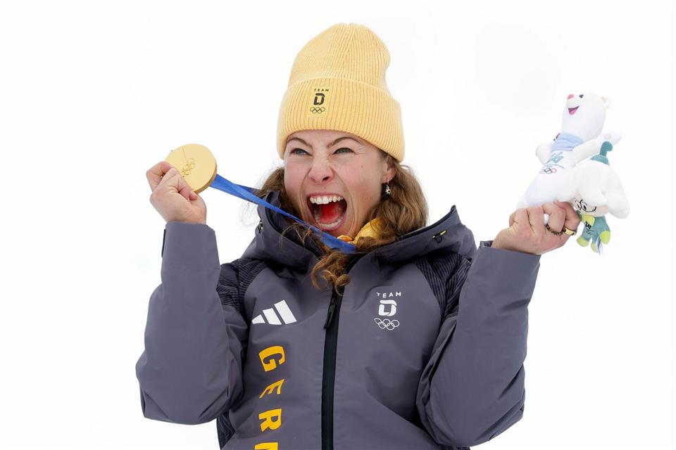 Freudenschrei: Daniela Maier mit der GoldmedailleOliver Weiken/dpa