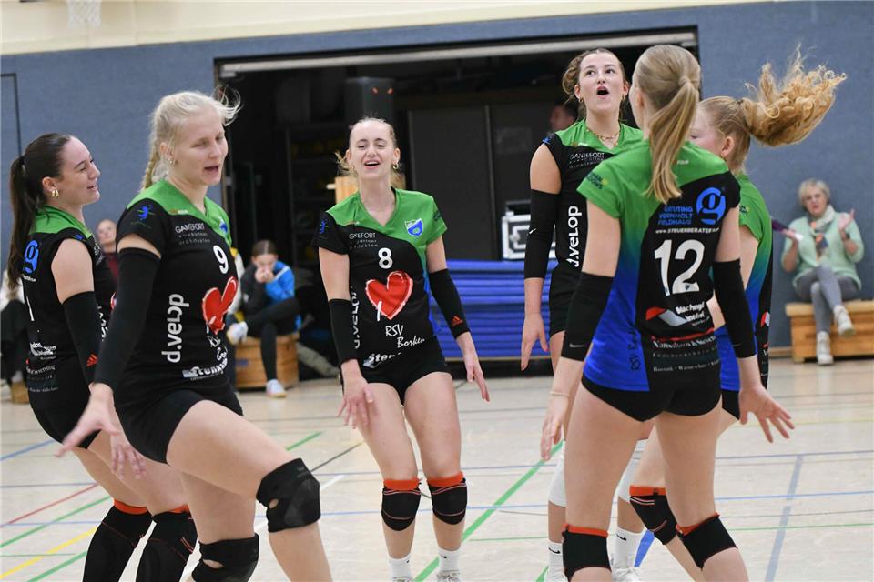 Freudentänzchen beim 3:2-Krimi und starkem Kampfspiel gegen Köln (von links): Jule Reßmann, Jule Onnebrink, Pia Willing,Theresa Naßmacher, Maja Feldhaus und Thea Göckener.