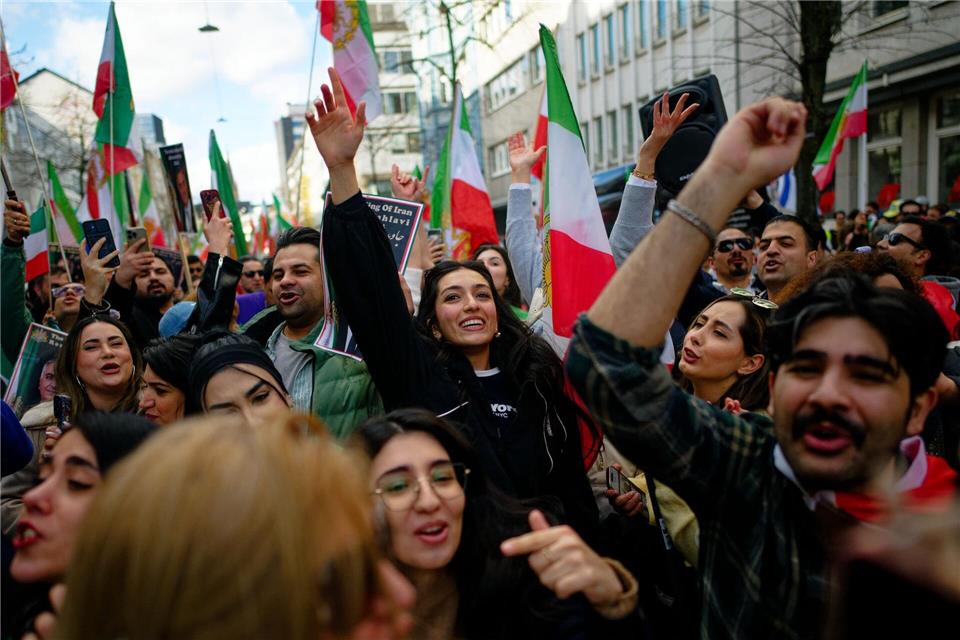 Freudige Gesichter bei einer Demonstration gegen die iranischen Machthaber in Düsseldorf.Henning Kaiser/dpa