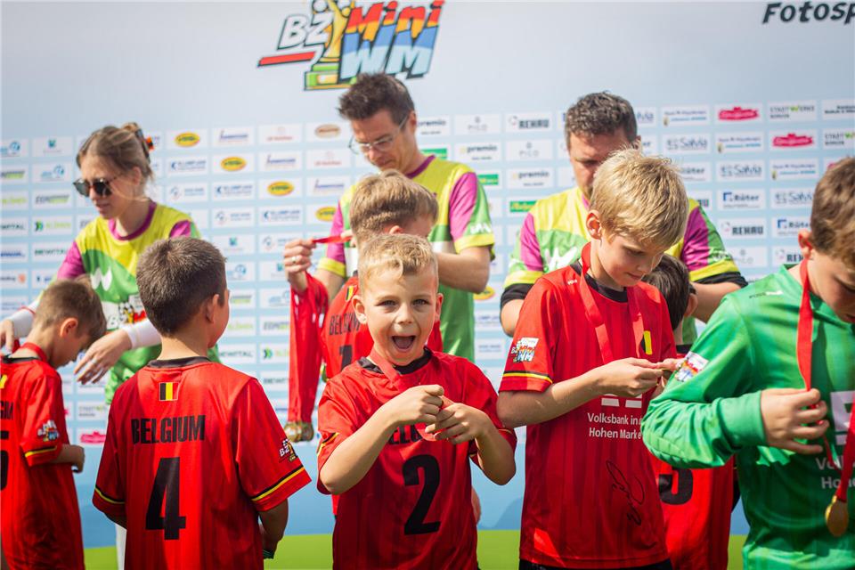 Freudige Gesichter über die Medaillen, die jeder Spieler sich verdien hat.