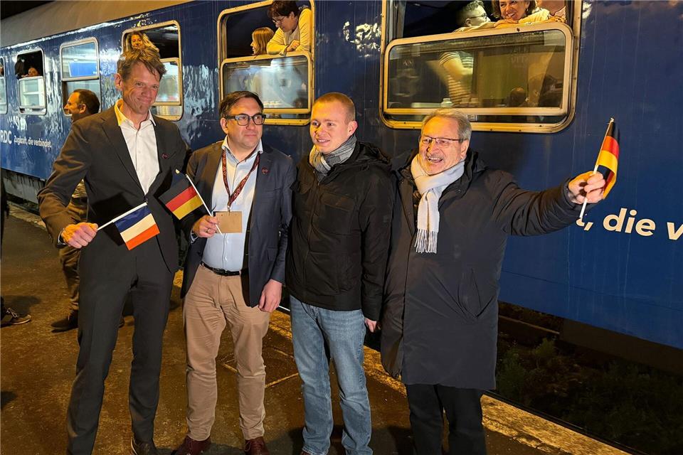 Freudiger Empfang für den neuen Nachtzug im nordfranzösischen Aulnoye-Aymeries.Michael Evers/dpa