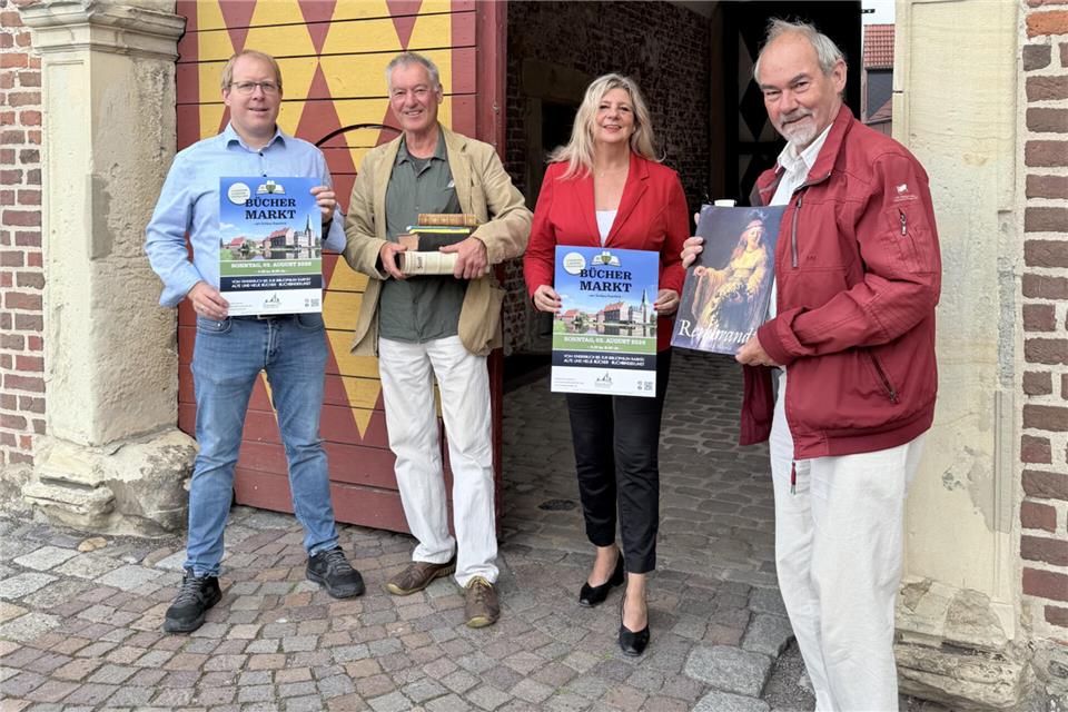 Freuen sich auf den 20. Büchermarkt (v. l.): Reinhard Nießing (Ortsmarketing Raesfeld), Rainer Heeke (Marktmeister), Maria Kowalsky (Ortsmarketing Raesfeld) und ein Mitarbeiter von Rainer Heeke.