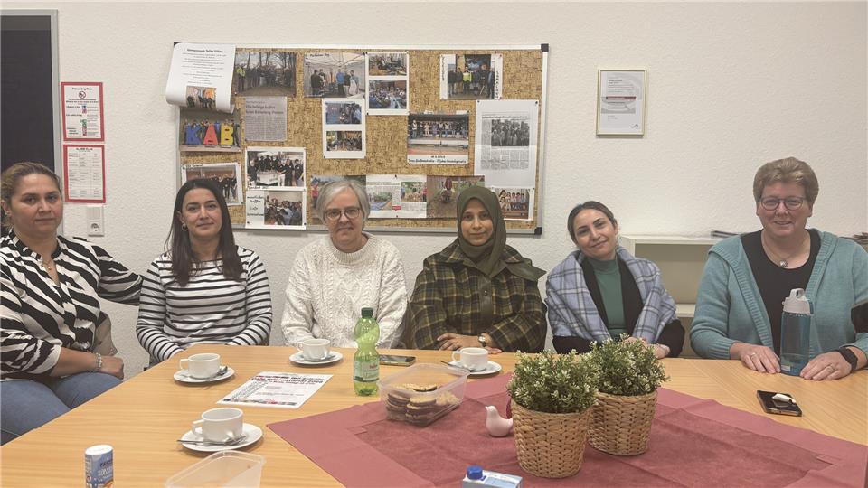 Freuen sich auf den Austausch im Café International: (von links) Trifa Ayazi, Iman Shaker, Lisa Kemper, Jihad Alillo, Faeza Hassan Khalaf und Irmhild Scheffner. Es fehlt Roswitha Lütkebohmert.