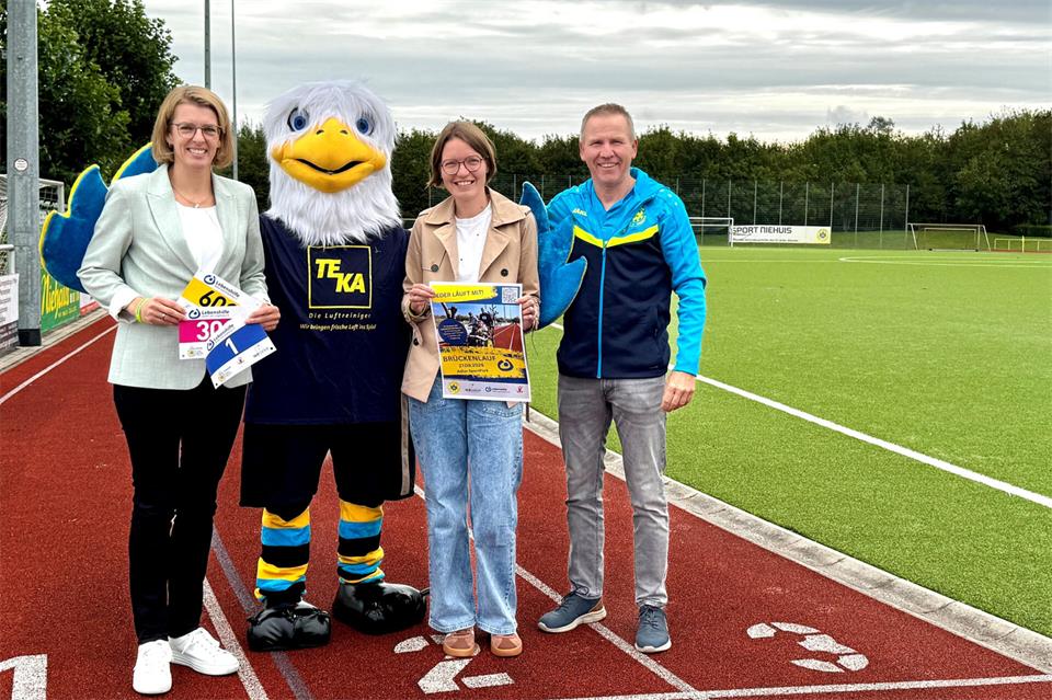 Freuen sich auf den Brückenlauf (von links): Anne Börger-Olthoff, Maskottchen Rudi, Karin Benning und Manni Lütjann. 
