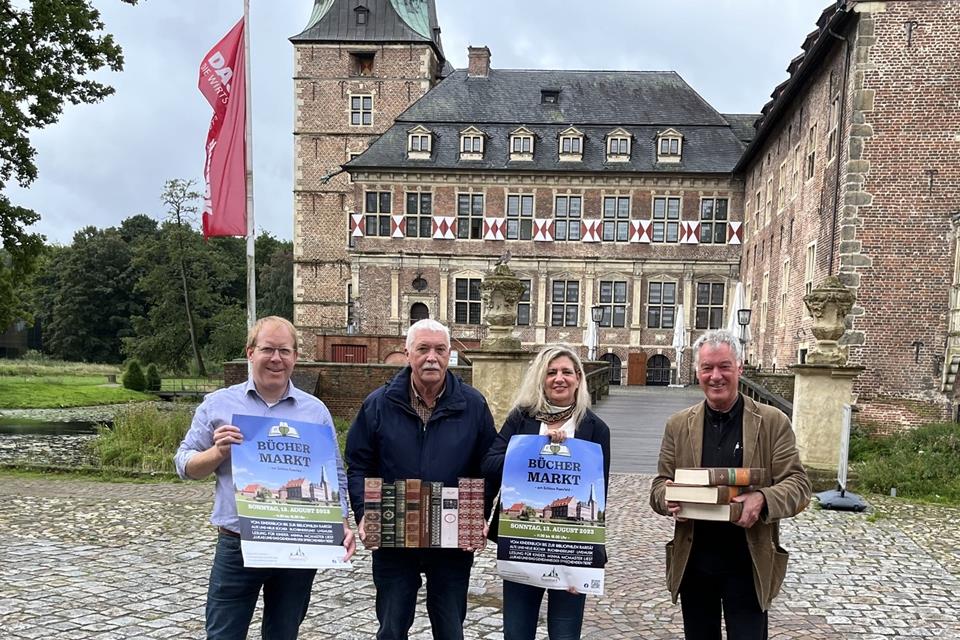 Freuen sich auf den Büchermarkt (v l.):: Reinhard Nießing, Hans Brune (Heimatverein Raesfeld), Maria Kowalsky, Vorsitzende des Ortsmarketings, und Marktmeister Rainer Heeke.