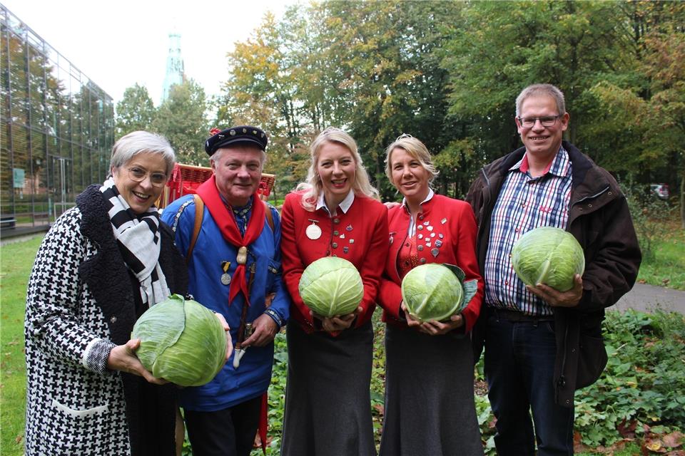 Freuen sich auf den Raesfelder Kappesmarkt (von links): Diana Brömmel, die Vorsitzende des Ortsmarketingvereins, Kiepenkerl Alois Epping, Kappesprinzessin Michaela I. Prost, Kappeskönigin Nadine I. Bäßler und Marktmeister Peter Süthold.