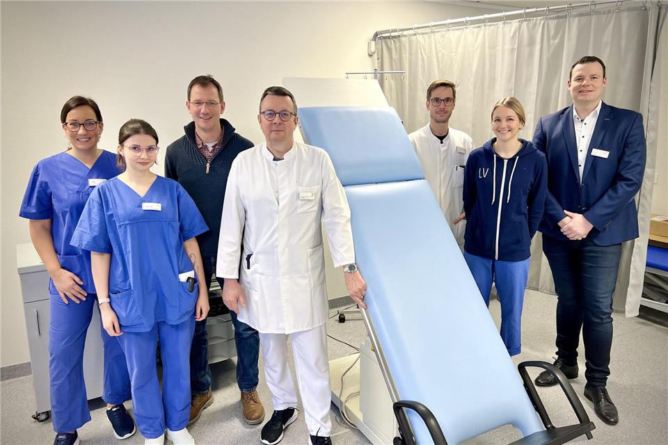 Freuen sich auf die Arbeit in den neuen Räumen und Möglichkeiten wie die Kipptischuntersuchung: Chefarzt Prof. Dr. Marcus Wieczorek (4. von links) und Louisa Volmering (2. von rechts) mit ihrem Team. 