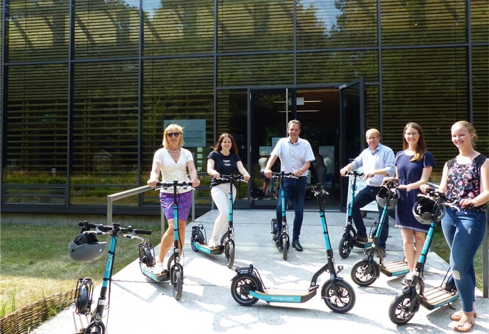 Freuen sich auf die Probefahrt (v.l.): Monika Schürmann (innogy), Josephine Kißmer (Region Hohe Mark), Bürgermeister Andreas Grotendorst, Reinhard Nießing (Ortsmarketing) sowie Stephanie Grohn und Svenja Hörnemann (beide Touristinfo).