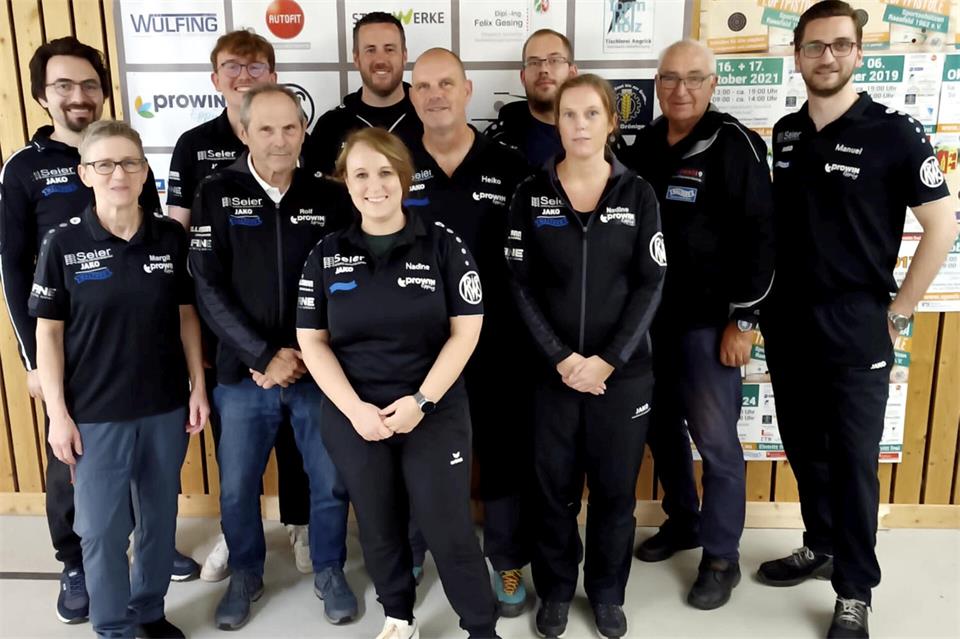 Freuen sich auf die neue Saison: Die Raesfelder (hinten von links) Abdullah Ömer Alimoglu, Jona Terboven, Andrè Ermes, Patrick Nickel, Hartmut Halke und Manuel Trömer sowie (vorne von links) Trainerin Margit Höller, Manager Rolf Klinger, Nadine Reichelt und Nadine Schröer.