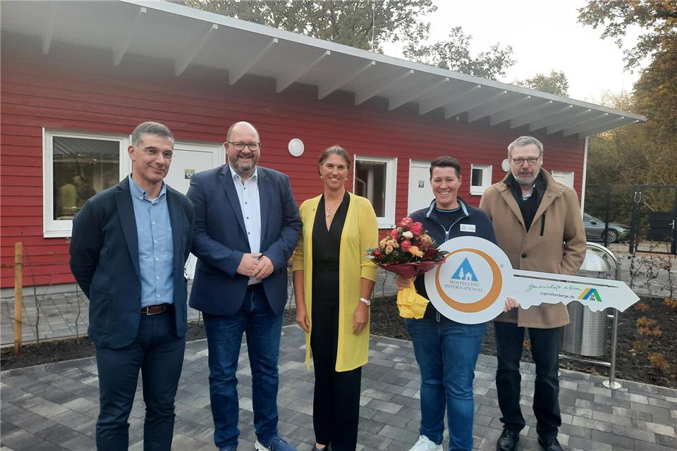Freuen sich bei der Schlüsselübergabe über das neue Dörfchen: v.l. Guido Kaltenbach (Geschäftsführer DJH Westfalen-Lippe), Bürgermeister Manuel Deitert, Silke Sommers (stellv. Landrätin Kreis Borken), Melanie Zils (Hausleiterin Jugendherberge Reken) und Guido Varney (Vorsitzender DJH Westfalen-Lippe).