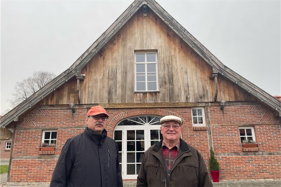 Freuen sich bereits auf den Weihnachtsmarkt am Burloer Heimathaus: Hubert Brockhoff (r.) undFrank Koch.