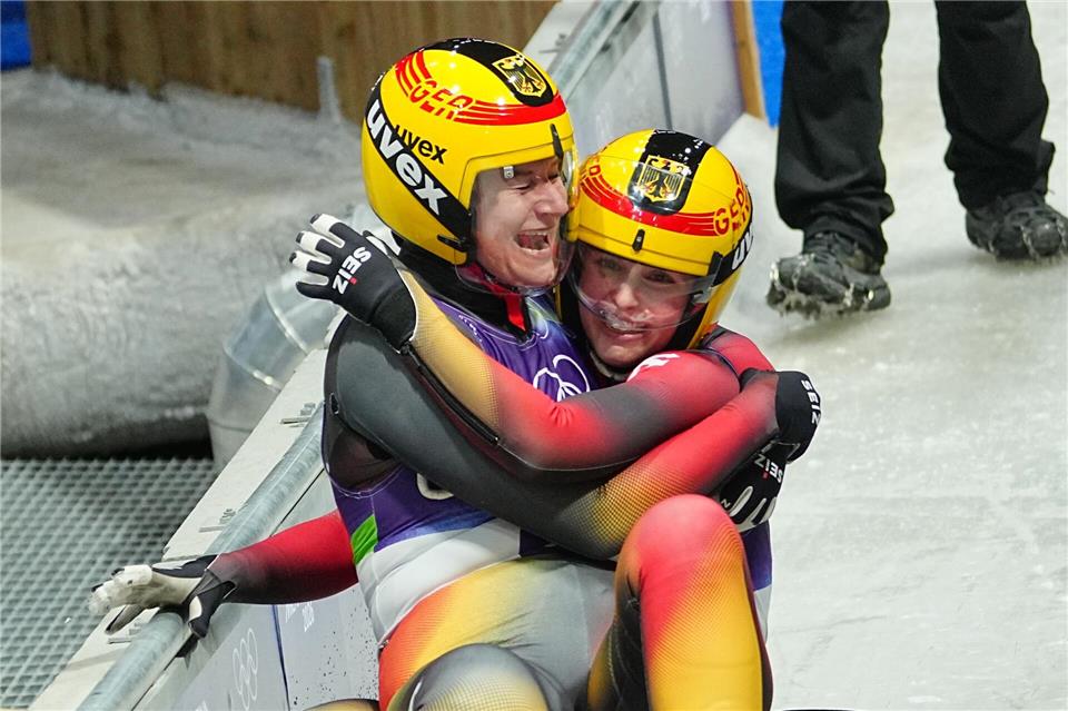 Freuen sich über Platz zwei: Dajana Eitberger und Magdalena MatschinaMichael Kappeler/dpa