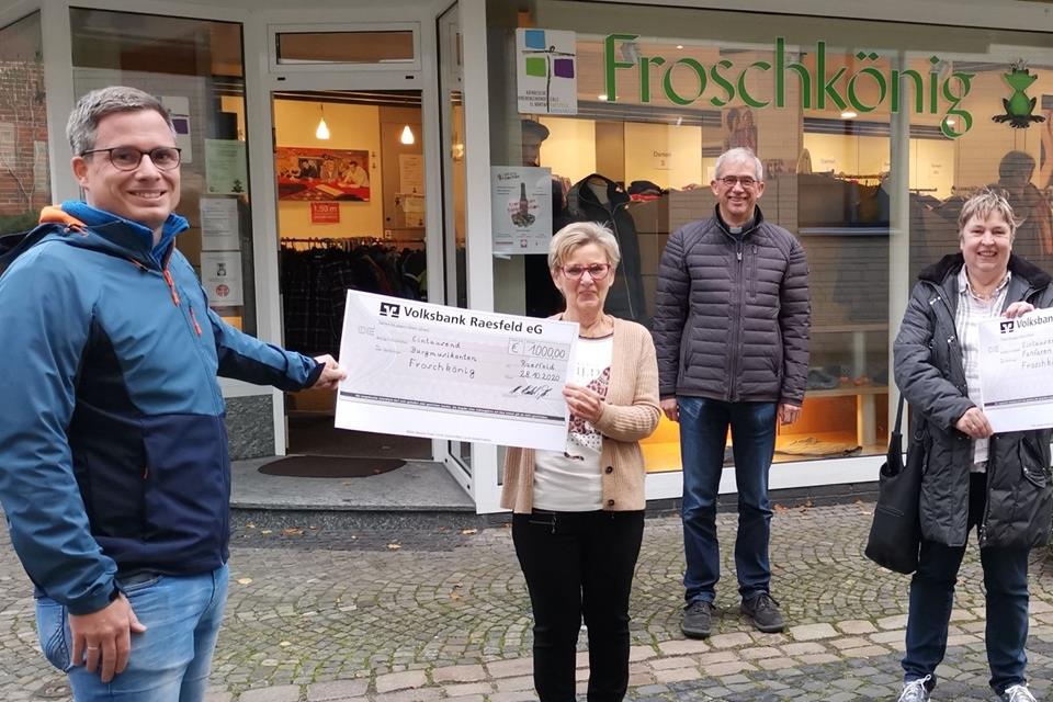 Freuen sich über Spende: Mit jeweils 1000 Euro unterstützt die Kleiderbörse Froschkönig die beiden Vereine.