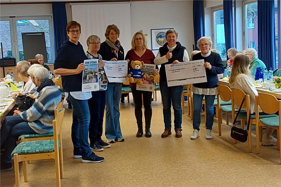 Freuen sich über den Erfolg der Benefizaktion (v. li.): Birgit Honsel, Monika Küppers, Andreas Moraldo vom ASB, Ingrid Groß-Onnebrink, Carolin Feismann vom „Gut Feismann“ und Monika Strothmann.