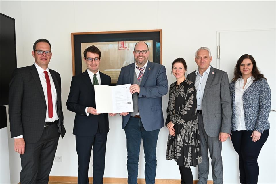 Freuen sich über den Förderbescheid für die Leader-Region Hohe Mark (v. l.): Andreas Grotendorst (Bezirksregierung Münster), Regierungspräsident Andreas Bothe, Manuel Deitert, Bürgermeisterr der Gemeinde Reken und Vorsitzender der LAG Hohe Mark, Regionalmanagerin Andrea Große-Heidermann, Wilhelm Sendermann, Bürgermeister der Stadt Olfen, und Melanie Hinsken (Bezirksregierung Münster).