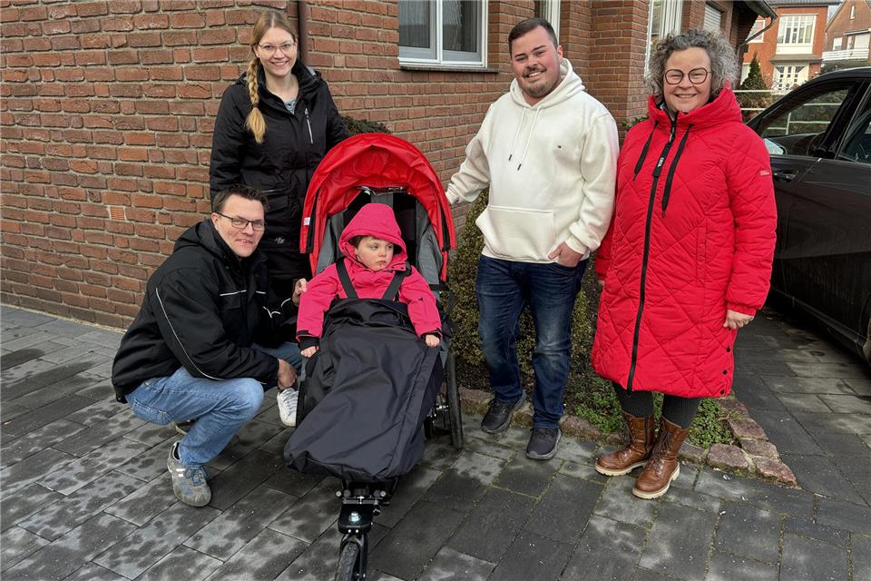 Freuen sich über den Rehabuggy für Leonie (v. l.): ihre Eltern Thorsten und Simone Meis sowie Nils und Simone Groth vom Verein „Aktion Kind“.
