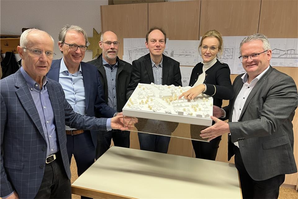 Freuen sich über den Startschuss des Projekts (von links): Kirchenvorstand Georg Badurczyk, Erster Beigeordneter Markus Büsken, Heinz Nienhaus (Bauausschuss Pfarrheim), Pfarrer Dr. Fabian Tilling, Architektin Charlot Otte und Bürgermeister Martin Tesing.
