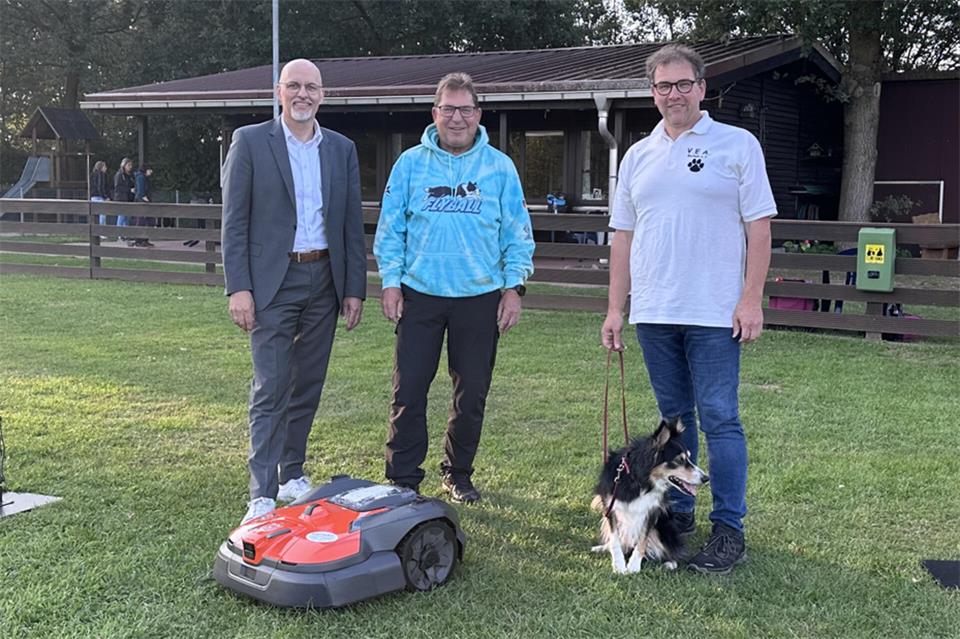 Freuen sich über den neuen Mähroboter (v. l.): Stefan Sühling (Regionalleiter der Sparkasse Westmünsterland), Jürgen Stank (2. Vereinsvorsitzender V.E.A) und Günter Frechen (Vereinsvorsitzender V.E.A.).