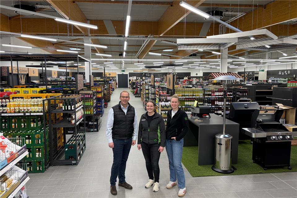 Freuen sich über den neuen Markt mit breiten Gängen und einem umfangreicheren Sortiment: Geschäftsführer Dirk Breul (von links), Marktleiterin Judith Bronnert und Isabel Piotrowski, Bereichsleiterin Einzelhandel.