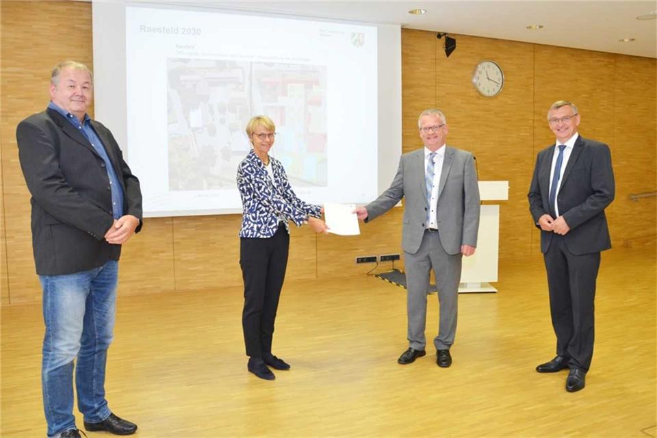 Freuen sich über die Förderung (v li.): Ulrich von Bruchhausen (Bezirksregierung Münster), Regierungspräsidentin Dorothee Feller, Erster Beigeordneter Martin Tesing und Wilhelm Korth (MdL).