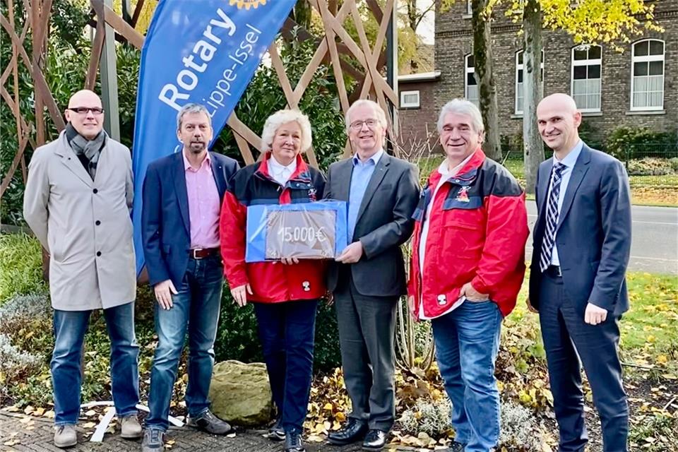 Freuen sich über die Spende an die GaGu-Zwergenhilfe (von links): Ingo Bülow, Christian Reichelt, Gudrun Gerwien, Präsident Klaus Friedrich, Dieter Schmitt und Stephan Proff.