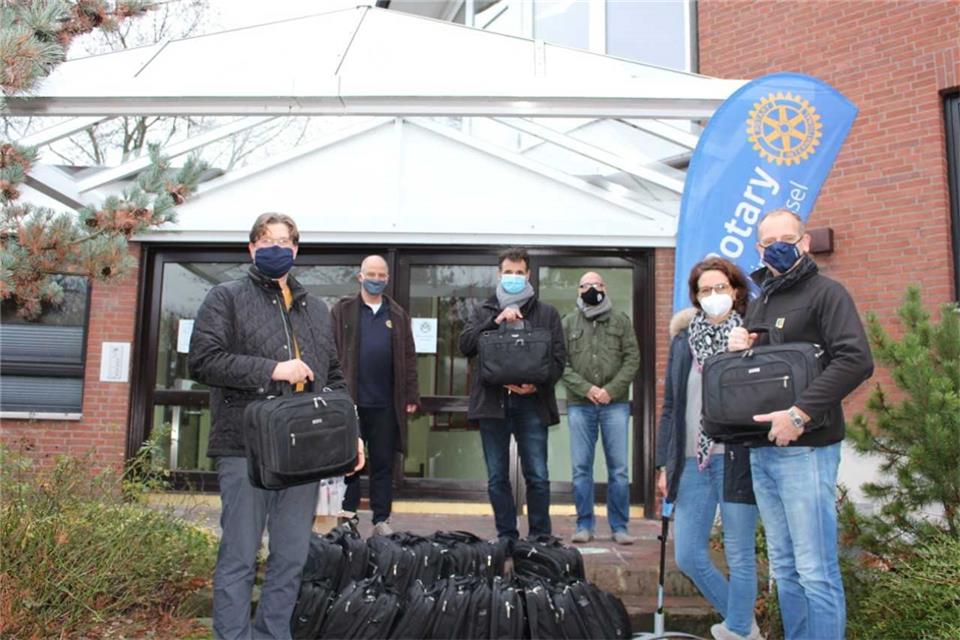 Freuen sich über die Spende (von rechts): Sven und Katrin Komp, Ingo Bülow, Tim Heymann und Meinolf Nöthe vom Rotary Club Lippe-Issel sowie Kai Eckert vom Evangelischen Kinderheim Wesel.