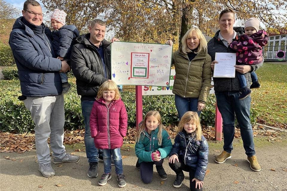 Freuen sich über die gelungene Aktion (v.l.): Kai Salberg, Dirk Essling und Florian Henkesich mit ihrem Kindern sowie Kita-Leiterin Angela Kuhlmann.