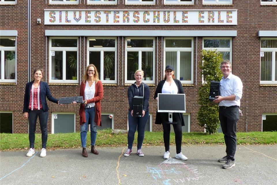 Freuen sich über die neuen Geräte (v. l.): Julia Meismann vom Rotary Club Lippe-Issel und die Lehrer der Silvesterschule Erle Anke Brakensiek, Lena Koerdt, Sandra Dichtler sowie Schulleiter Thomas Schlüter.pd