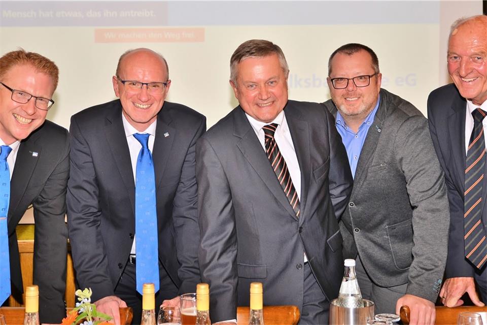 Freuen sich über gute Zahlen (von links): die Vorstände Michael Weddeling und Ralf Steiger sowie Aufsichtsrat Edwin Schwane und Georg Göllmann mit dem Vorsitzendem Johannes Böckenhoff.