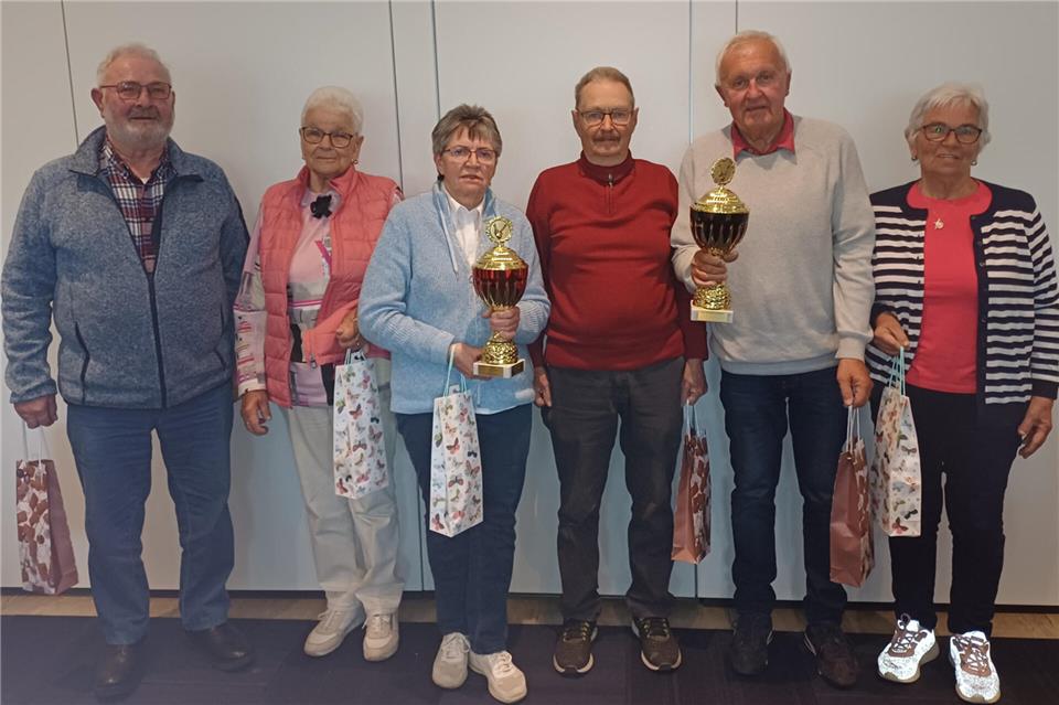Freuen sich über ihre Platzierung bei der RBSG-Kegelmeisterschaft: Heinrich Höing, Ida Ruhe, Marie-Luise Overwin, sowie Manfred Röder, Karl-Heinz Schmidt und Brigitte Röder (v.l.).