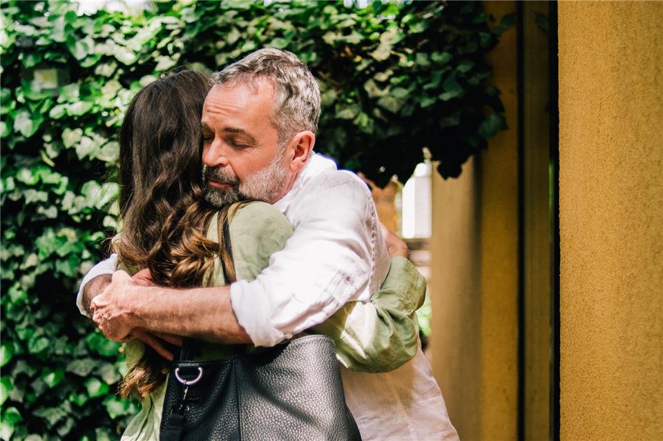 Freunde sind nicht nur zum Lachen da – sie spenden auch Trost in schweren Zeiten.Zacharie Scheurer/dpa-tmn