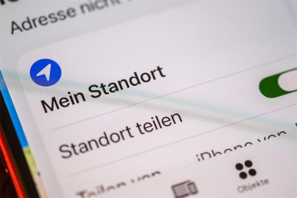 Freunde und Familie können den Live-Standort verfolgen und wissen, dass man gut angekommen ist. (Symbolbild)Jens Kalaene/dpa