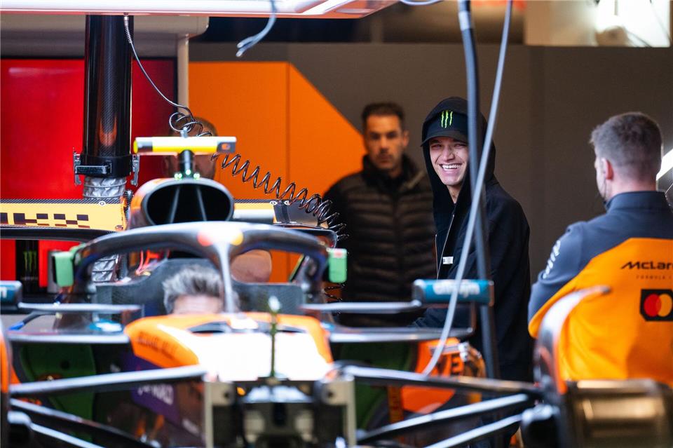 Freundlich, offen und ohne die Gnadenlosigkeit vieler Konkurrenten: Norris (Mitte) ist anders als viele Formel-1-Piloten.Maximilian Haupt/dpa